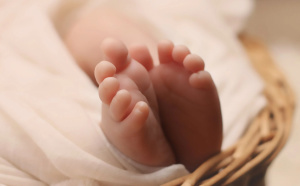  婴儿出生时需要提交哪些文件？