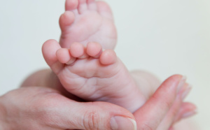 哺乳期可以要求对孩子女方获得抚养权吗