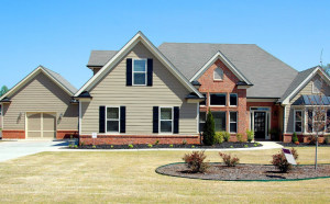  如果房地产商推迟交付房屋，如何计算违约金？