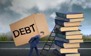 因债务而债务转让时债务转让人如何承担责任？