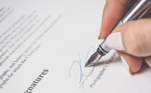 民法典规定：受胁迫签订合同的合同效力