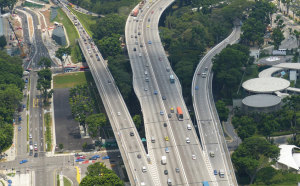 交通事故乘客受伤谁负责小车?